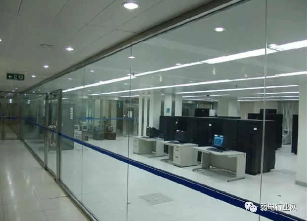 【知识】机房做隔断为什么要用防火玻璃?(图1) 【知识】机房做隔断为什么要用防火玻璃?(图1)