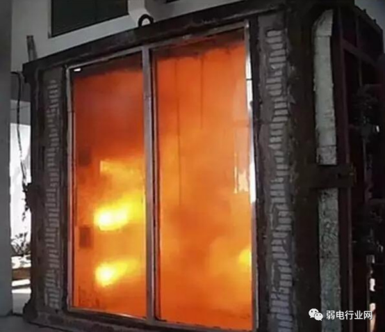 【知识】机房做隔断为什么要用防火玻璃?(图2) 【知识】机房做隔断为什么要用防火玻璃?(图2)